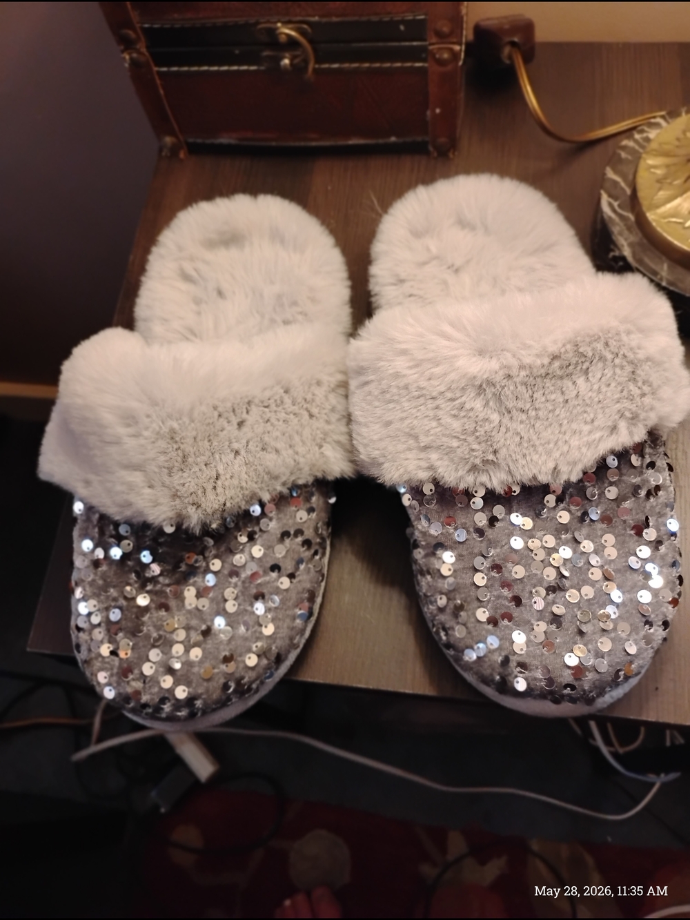 Shiraleah Chicago Women's 6-8 S/M Silver Sequin Plush Slip-On Slippers